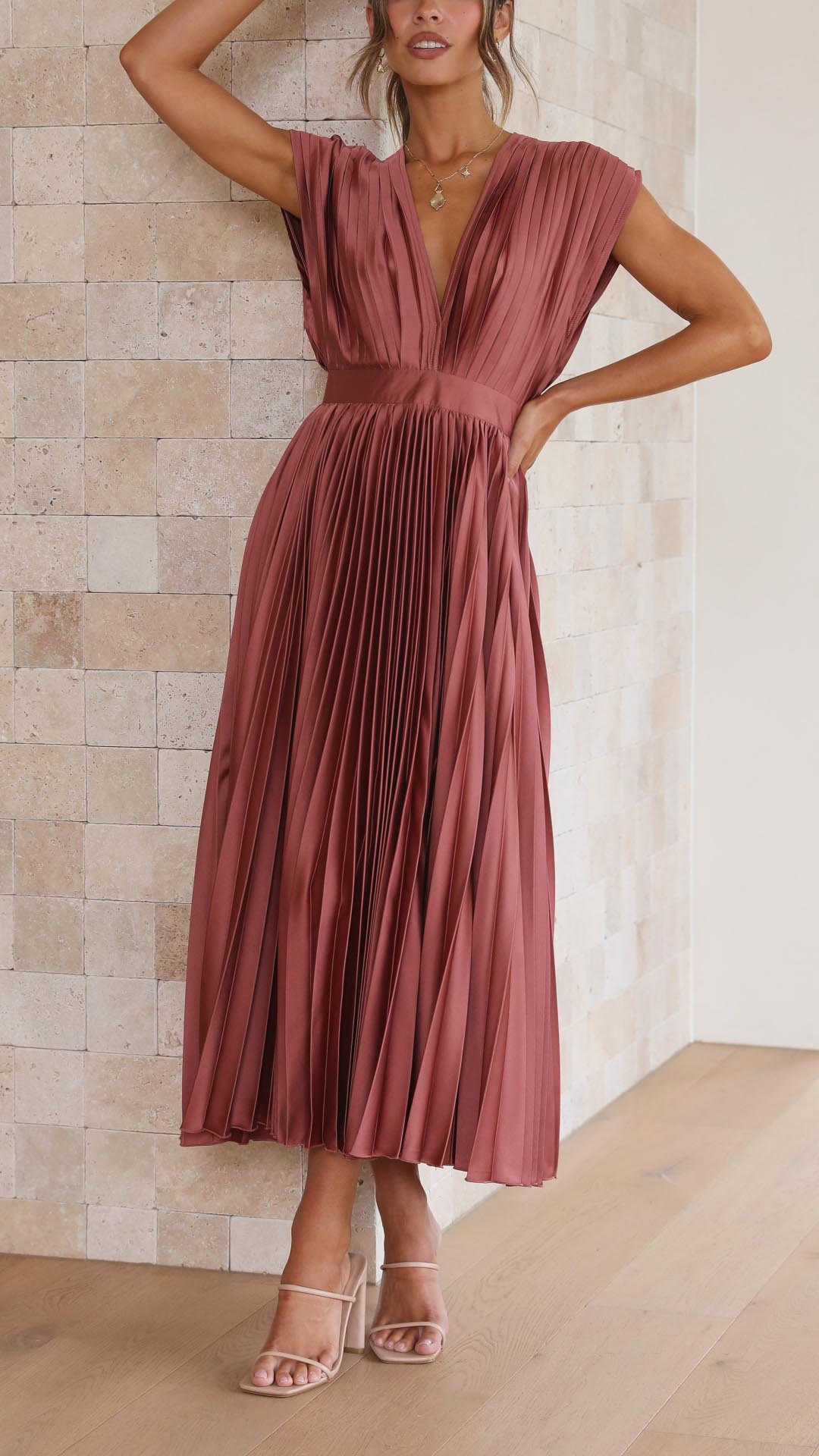 Isla | Elegantti pliseerattu mekko